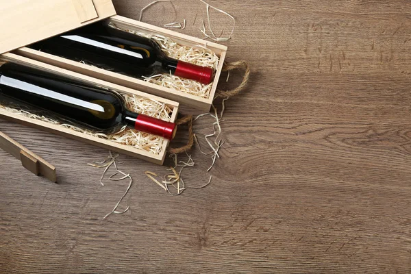 Caixas de madeira com vinho caro na mesa, flat lay. Espaço para texto — Fotografia de Stock