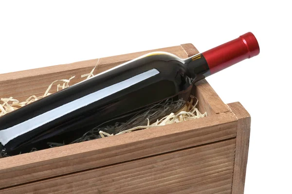 Offene Holzkiste mit Flasche Wein isoliert auf weiß, Nahaufnahme — Stockfoto