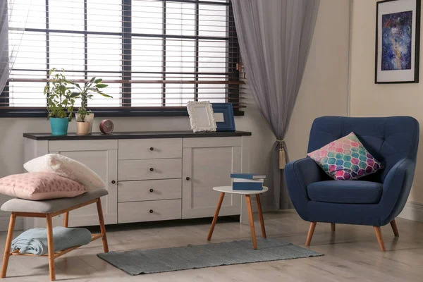 Bekväm fåtölj och moderna möbler i elegant vardagsrum interiör — Stockfoto