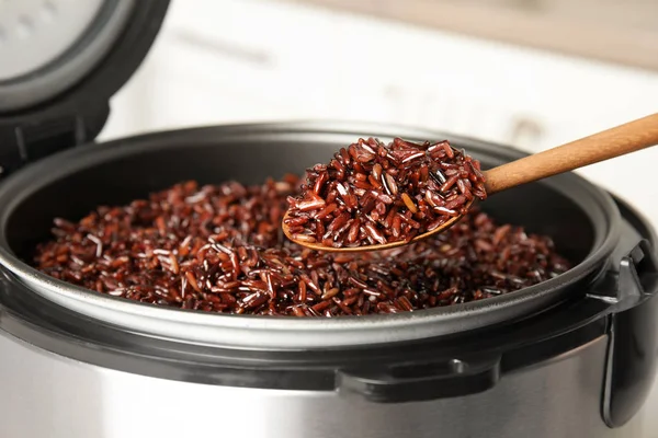 Delicioso arroz integral hervido en cocina multi moderna — Foto de Stock