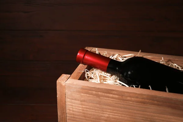Cajón abierto de madera con botella de vino, espacio para texto —  Fotos de Stock