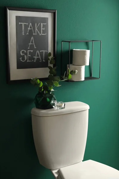 녹색 벽 근처 장식 요소, 종이 롤과 화장실 그릇. 욕실 인테리어 — 스톡 사진
