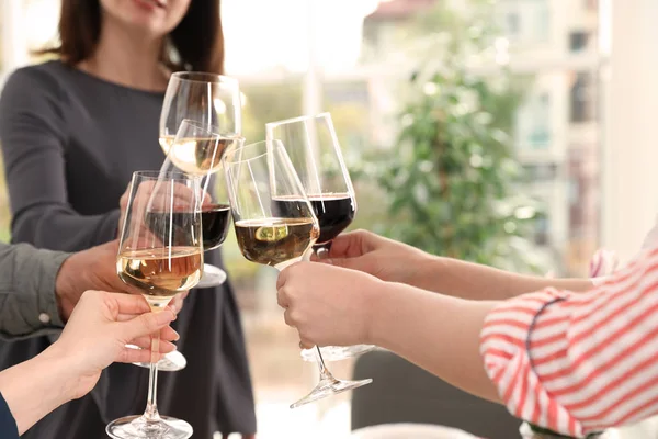 Persone con bicchieri di vino su sfondo sfocato, primo piano — Foto Stock