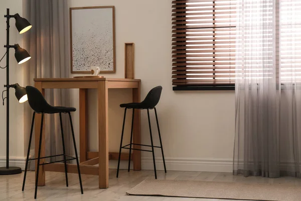 Intérieur de la chambre moderne avec ensemble de table, stores de fenêtre et éléments de décoration élégants — Photo