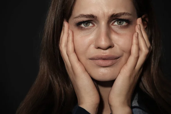 Huilen jonge vrouw op donkere achtergrond. Geweld stopzetten — Stockfoto