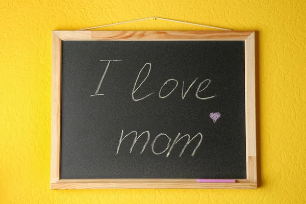 Chalkboard com frase Eu amo a mãe pendurada na parede amarela — Fotografia de Stock