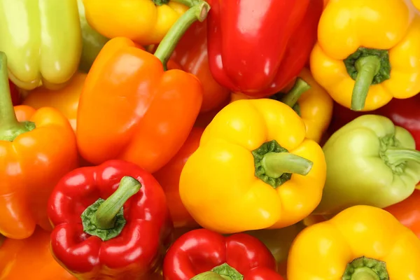 Frescas pimentas coloridas maduras como fundo, vista superior — Fotografia de Stock