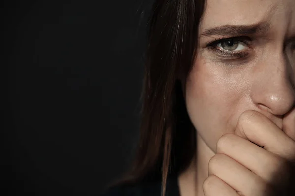 Weinende junge Frau auf dunklem Hintergrund, Raum für Text. Gewalt beenden — Stockfoto