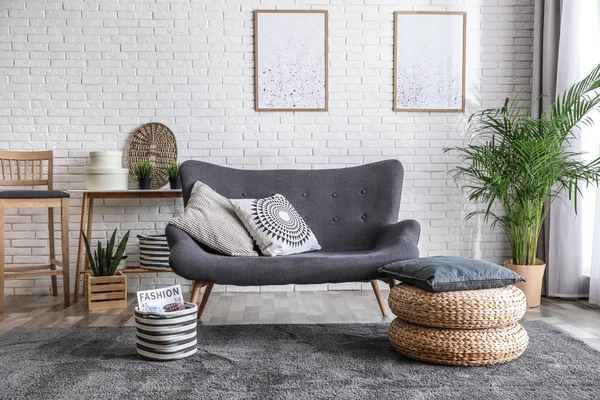 Stílusos nappali modern bútorokkal és stílusos dekorációval. Ötlet a lakberendezés — Stock Fotó