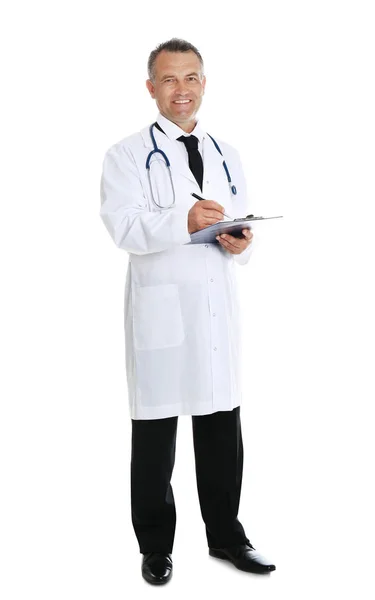 Ολόσωμο πορτρέτο του έμπειρου γιατρού με στολή σε λευκό φόντο. Ιατρικές υπηρεσίες — Φωτογραφία Αρχείου