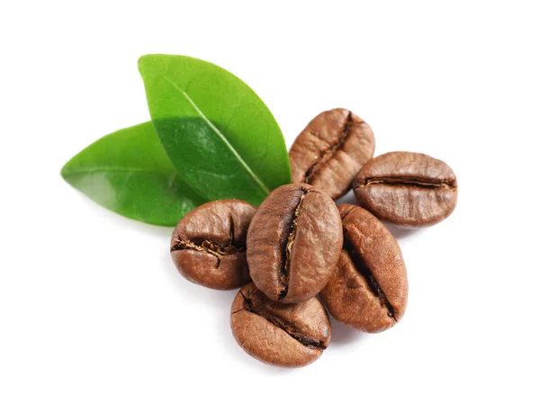 Palone ziarna kawy i świeże zielone liście na białym tle — Zdjęcie stockowe