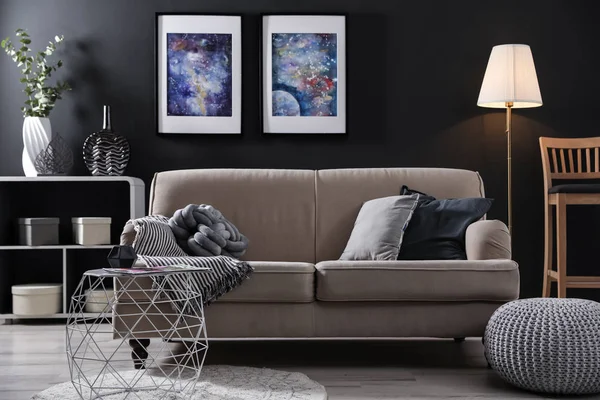 Elegante sala de estar con muebles modernos y una decoración elegante. Idea para el diseño de interiores — Foto de Stock