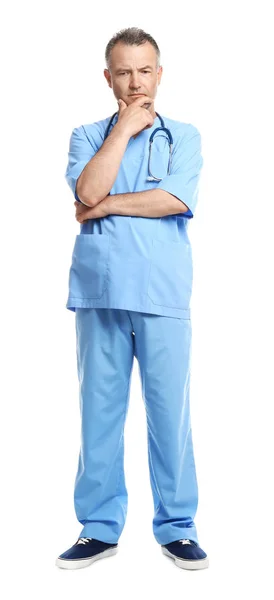Полный портрет опытного врача в форме на белом фоне. Медицинское обслуживание — стоковое фото
