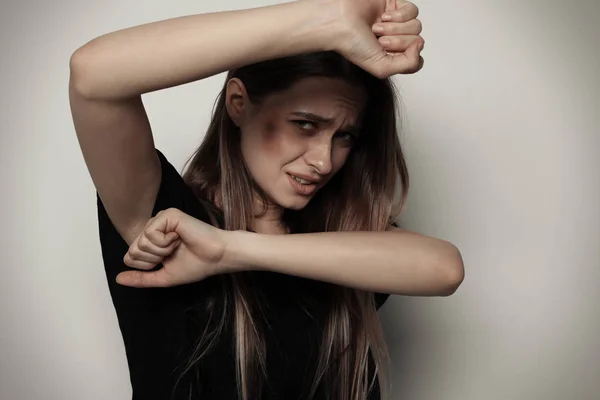 Retrato de mujer protegiéndose sobre fondo claro. Alto a la violencia —  Fotos de Stock