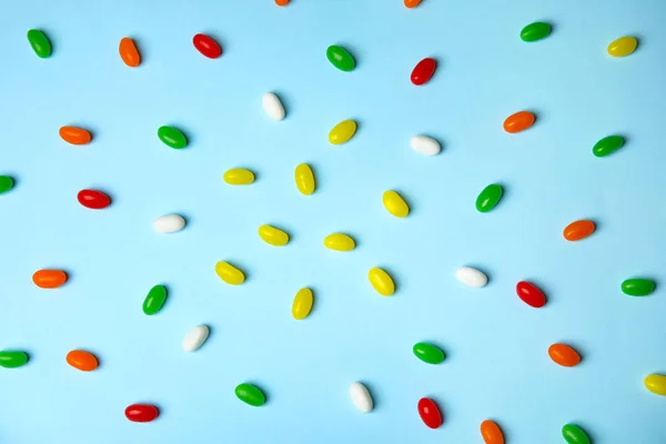 Composición plana con frijoles de gelatina sobre fondo de color — Foto de Stock