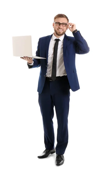 Ευτυχισμένος νέος επιχειρηματίας κρατώντας φορητό υπολογιστή σε λευκό φόντο — Φωτογραφία Αρχείου