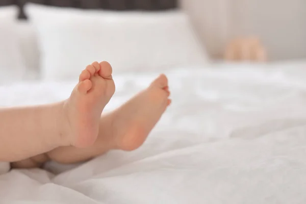 귀여운 작은 아기가 침대에 누워, 다리의 클로즈업. 텍스트를 위한 공간 — 스톡 사진