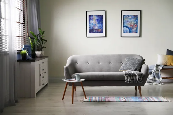 Elegante sala de estar con muebles modernos y una decoración elegante. Idea para el diseño de interiores — Foto de Stock