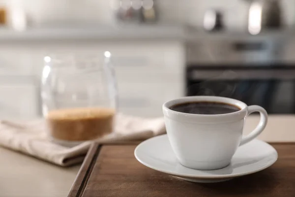 부엌에서 테이블에 신선한 커피 한 잔 — 스톡 사진