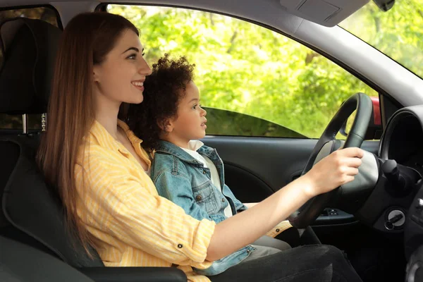 Madre con una linda hijita conduciendo juntos. Niño en peligro — Foto de Stock