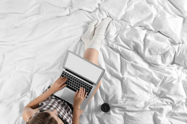 Widok z góry na kobietę z laptopem siedząc na łóżku, zbliżenie. Makieta do projektowania — Zdjęcie stockowe