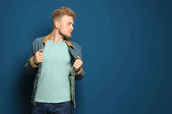 Young man wearing blank t-shirt on blue background. Mockup for design — Stock Photo, Image