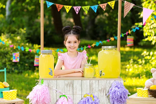 Cute little girl at lemonade stand in park. Summer refreshing natural drink — Stock Photo, Image
