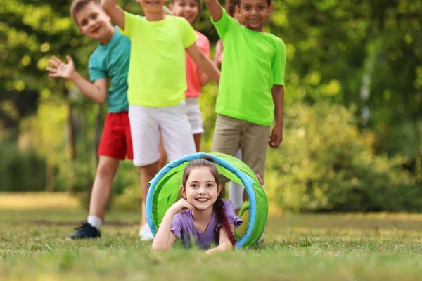 Lindo niño pequeño jugando con amigos en el parque —  Fotos de Stock