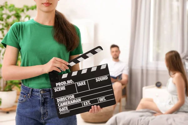 Kapalı üretim sırasında clapperboard tutan operatör, yakın çekim — Stok fotoğraf