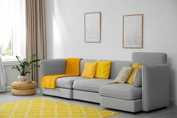 Stílusos nappali belső, kényelmes szürke kanapéval — Stock Fotó