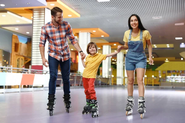 Szczęśliwa rodzina spędza czas na łyżwach hokejowych — Zdjęcie stockowe
