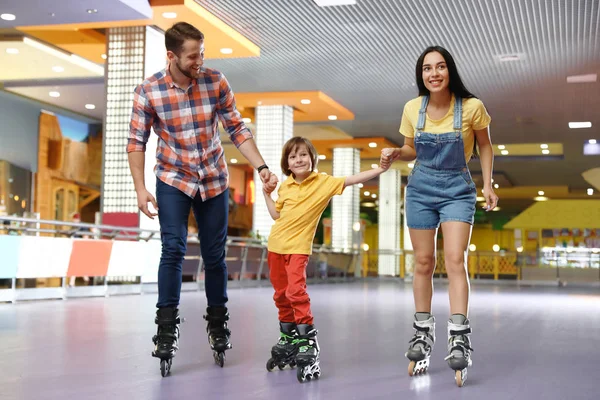Paten pistinde mutlu aile vakit geçiriyor