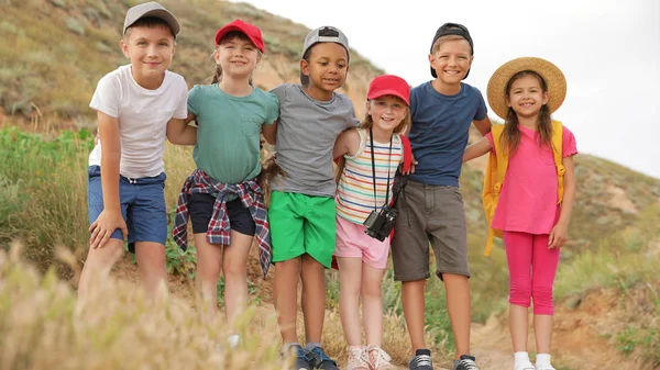 Niedlichen kleinen Kindern im Freien an einem Sommertag. Campingausflug — Stockfoto