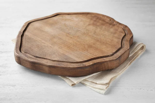 Toalha de cozinha e tábua de corte em mesa de madeira branca — Fotografia de Stock