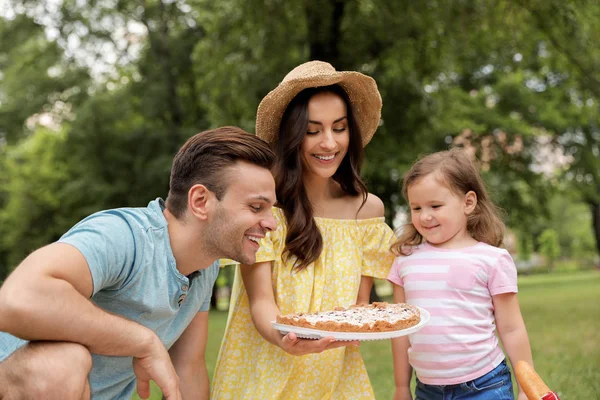 Lycklig familj med picknick i parken på sommardag — Stockfoto