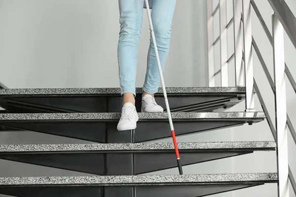 Blind person med lång käpp gå ner trappor inomhus, närbild — Stockfoto