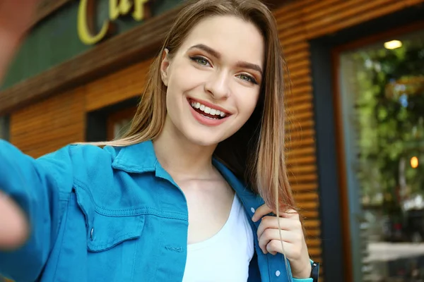 Felice giovane donna prendendo selfie sulla strada della città — Foto Stock