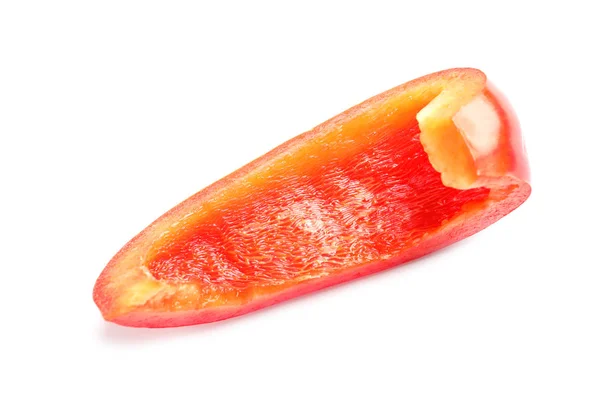 Шматочок стиглого червоного болгарського перцю на білому тлі — стокове фото
