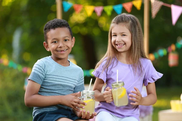 可爱的小孩子与天然柠檬水在公园。夏季清凉饮料 — 图库照片