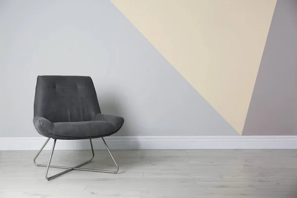 Cadeira moderna cinza para design de interiores em piso de madeira na parede de cor — Fotografia de Stock