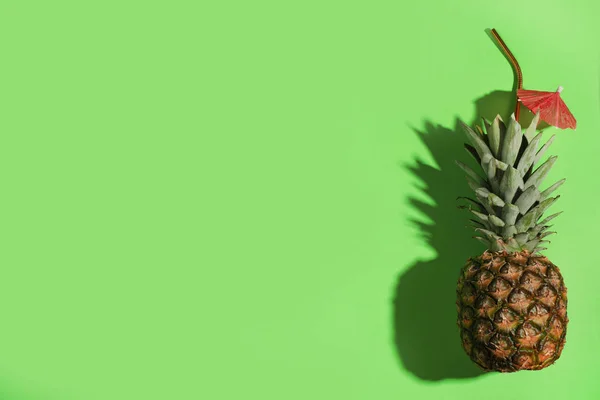 Composición creativa con paraguas de piña, paja y cóctel sobre fondo verde. Espacio para texto — Foto de Stock