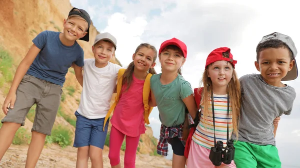 Söta små barn utomhus på sommardagen. Camping tur — Stockfoto