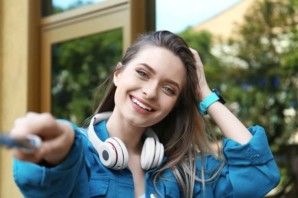 거리 도시에 selfie를 복용 하는 행복 한 젊은 여자 — 스톡 사진