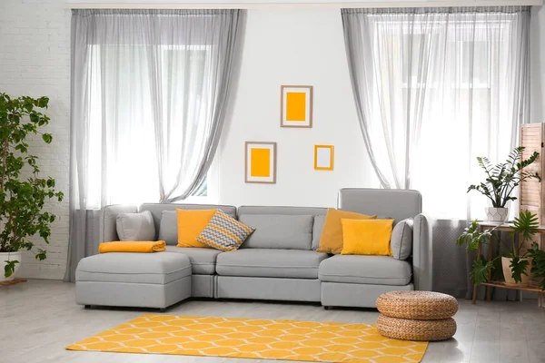 Sala de estar com sofá confortável e decoração elegante. Idéia para design de interiores — Fotografia de Stock