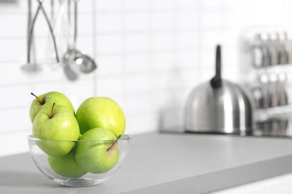 Miska čerstvých zelených jablek na kuchyňském pultu. Místo pro text — Stock fotografie