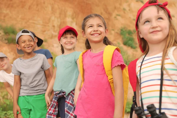 Petits enfants mignons à l'extérieur le jour de l'été. Voyage en camping — Photo