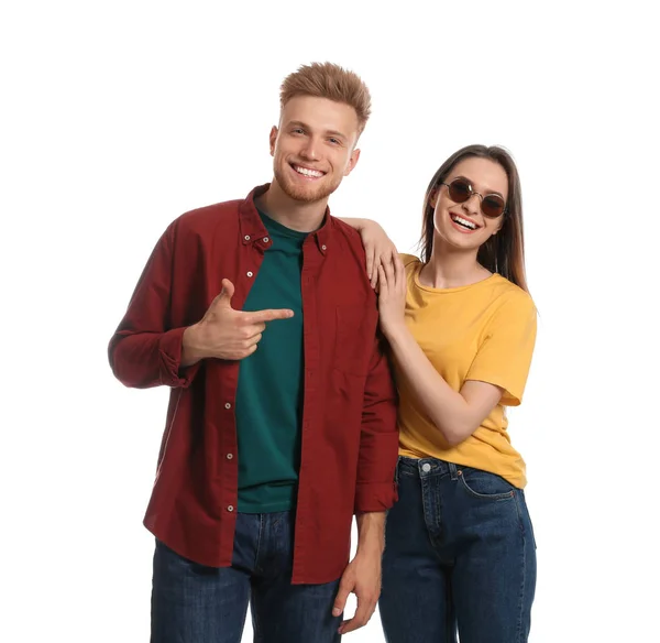 Pareja joven con camisetas en blanco aisladas en blanco. Burla para el diseño — Foto de Stock