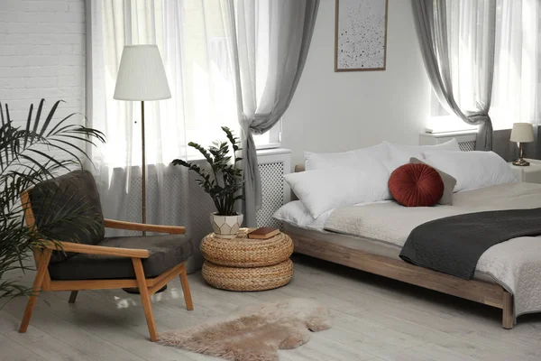 Κομψό, μοντέρνο υπνοδωμάτιο με διακοσμητικά στοιχεία. Ιδέα για εσωτερική διακόσμηση — Φωτογραφία Αρχείου