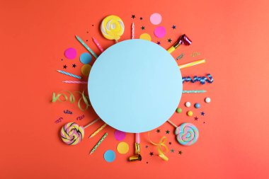 Farklı Doğum günü parti öğeleri ve mercan arka planda boş kart, düz yatıyordu. Metin alanı