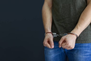 İçeride kelepçeli olarak gözaltına alınan adam, mesaj için yer. Ceza hukuku